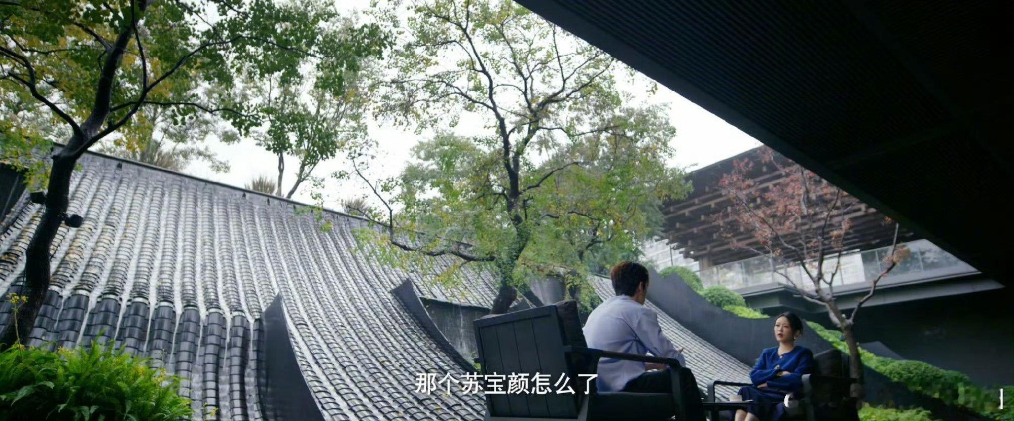 在这里上班班味都会变淡吧 式伦画廊的班味是被稀释的：流水屋顶冲掉疲惫，苹果树筛下