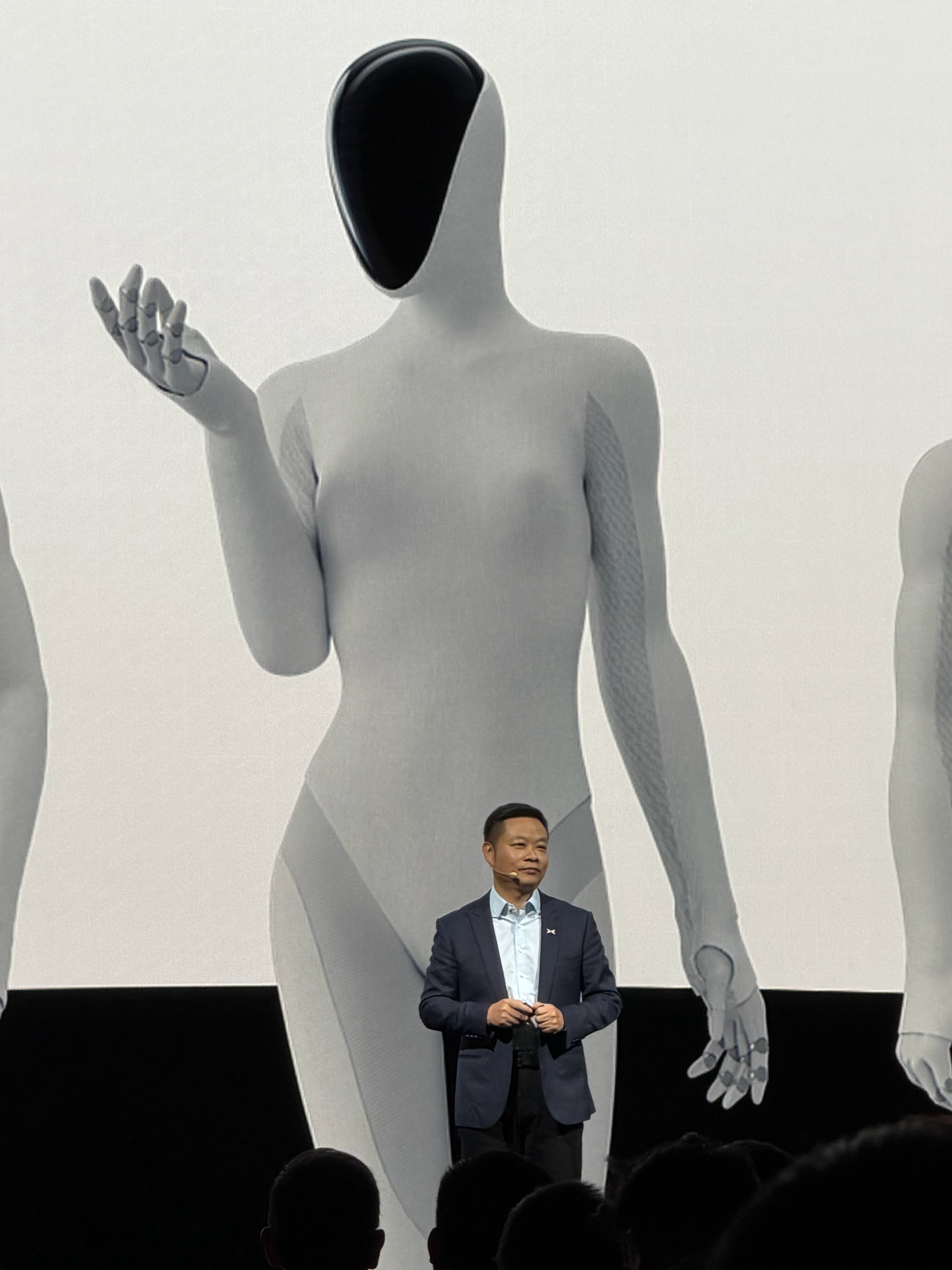 小鹏这个机器人，我喜欢了。我是学生[馋嘴]小鹏科技日 ​​​