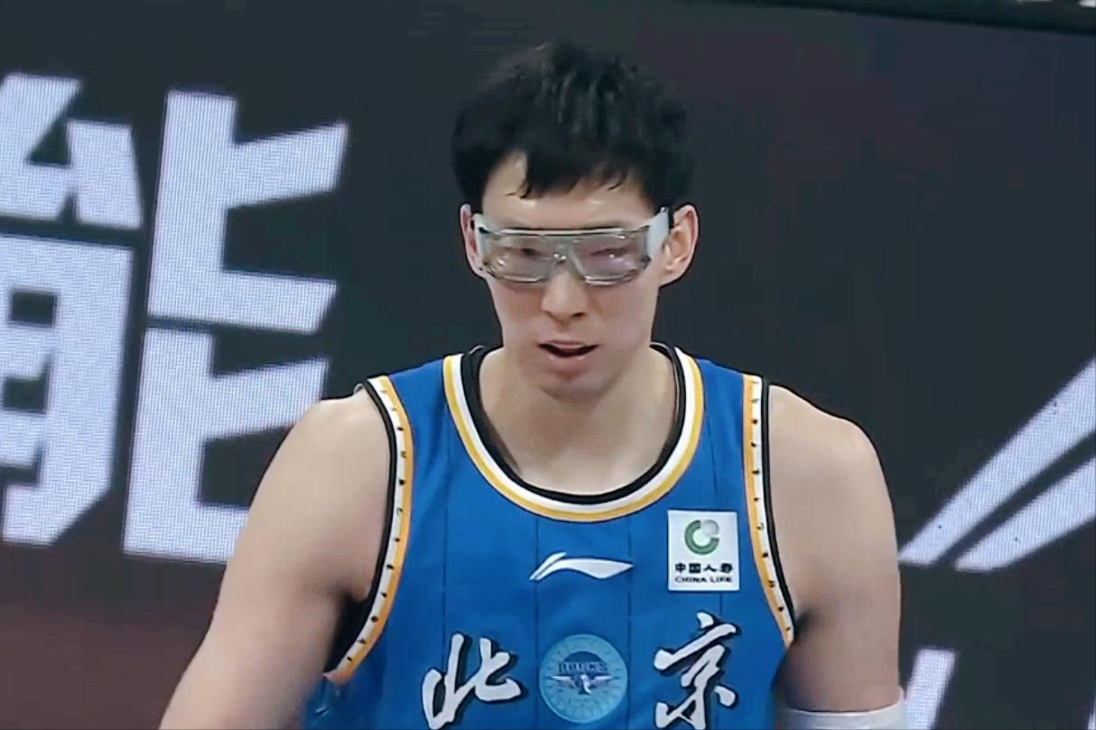 终于罚进了！ 
周琦罚球 2 罚 1 中，
北京队替补席瞬间沸腾。 

上半场最