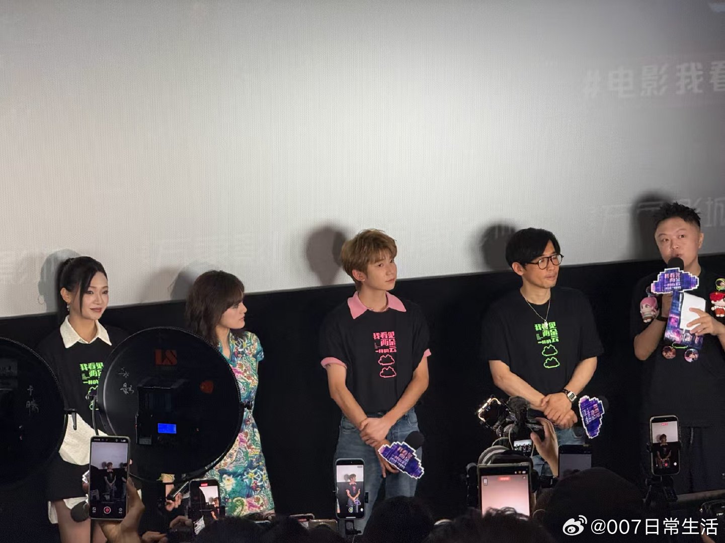 王源文淇路演同框王源文淇电影上映后首同框 我们第一志愿来啦~ 
