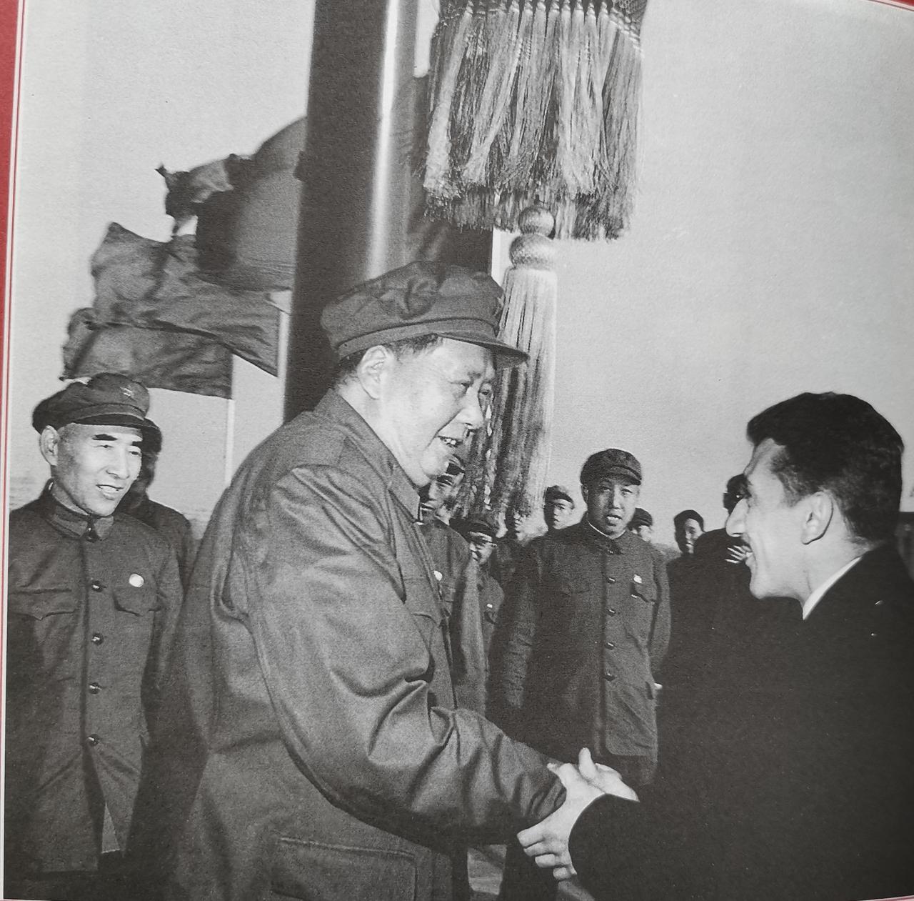 1966年8月31日，毛主席在天安门城楼上接见外宾。