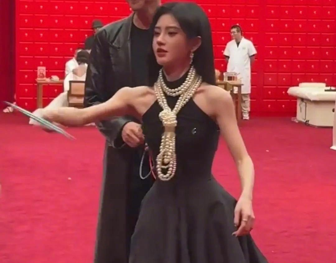 鞠婧祎这身材，这美貌是谁梦里的金刚芭比啊？ 