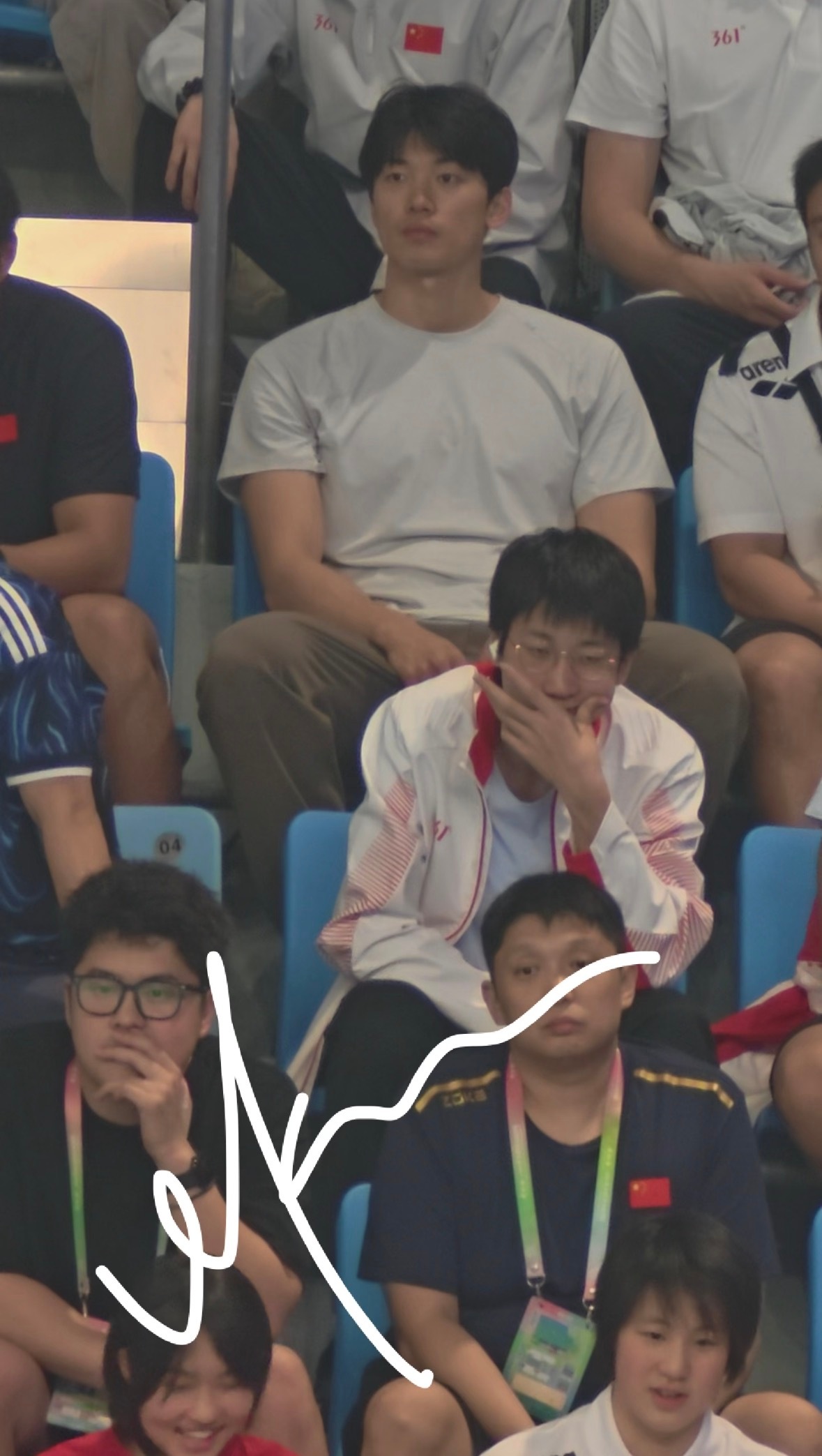 呜呜呜小兔严肃合照中汪顺