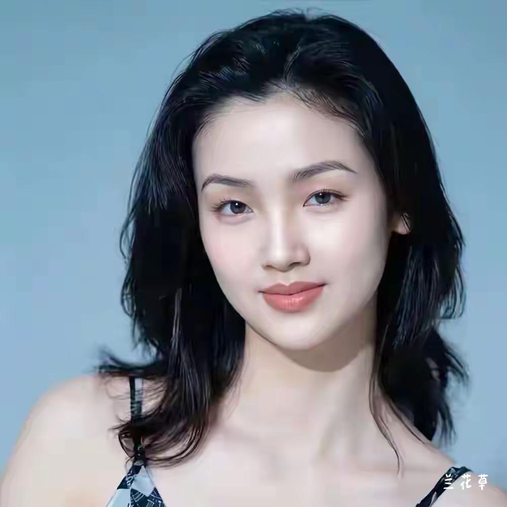 她是谁？有说，这是年轻时的蒋勤勤，有说她是吴越。
我也迷糊了，她是蒋勤勤，还是吴