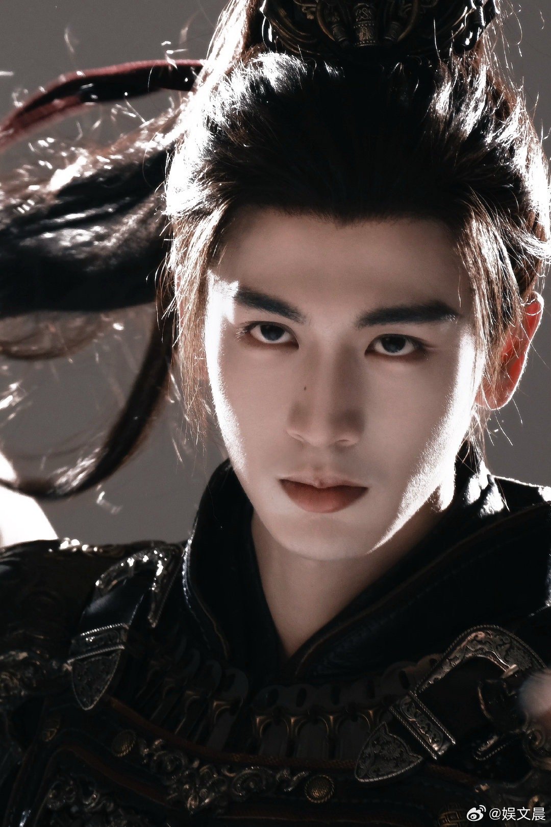 张凌赫靠撒娇训马 张凌赫温柔撒娇想驯服小马，谁知马儿完全不接招，脾气反倒更暴躁，