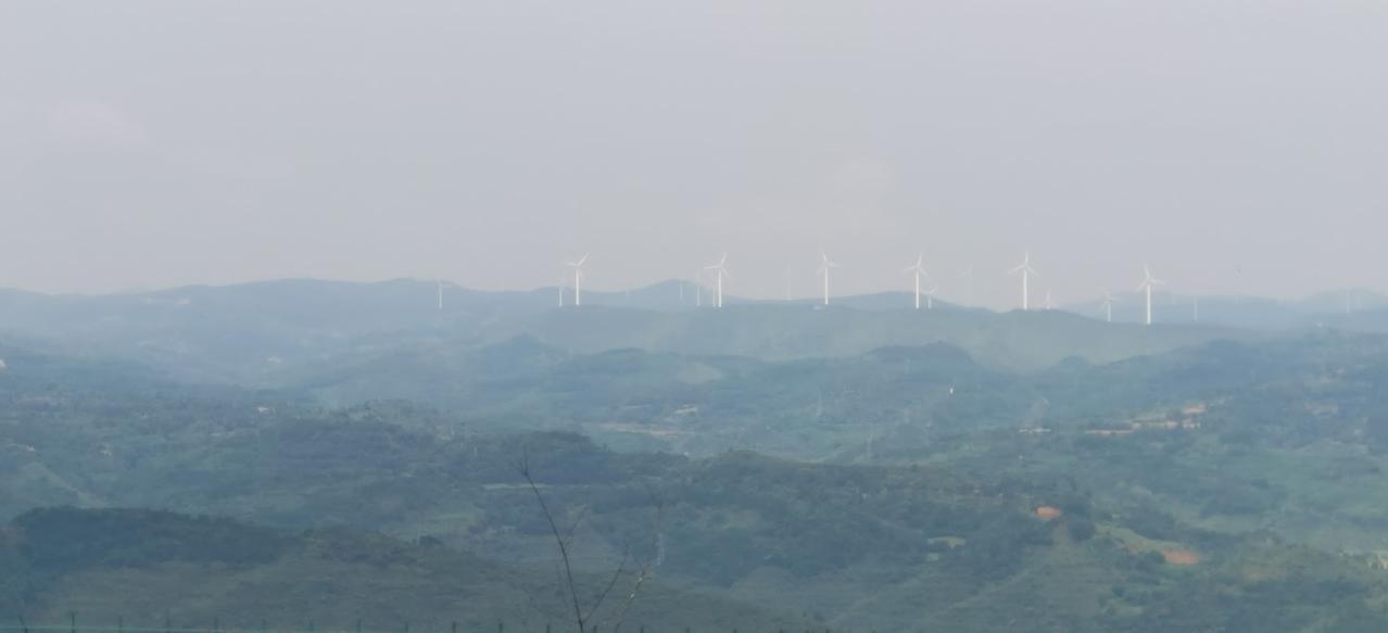 初秋登高原，苍茫云海间。长风三万里，吹度几重山。