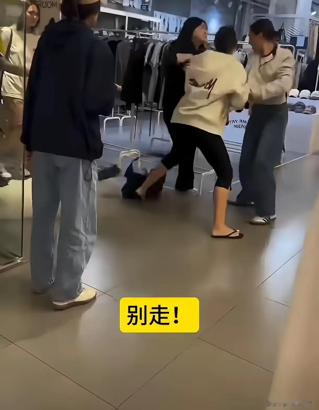 说实话！
这事我越想越佩服她。
首尔弘大商场那个中国女生，当众被骂“全世界都讨厌