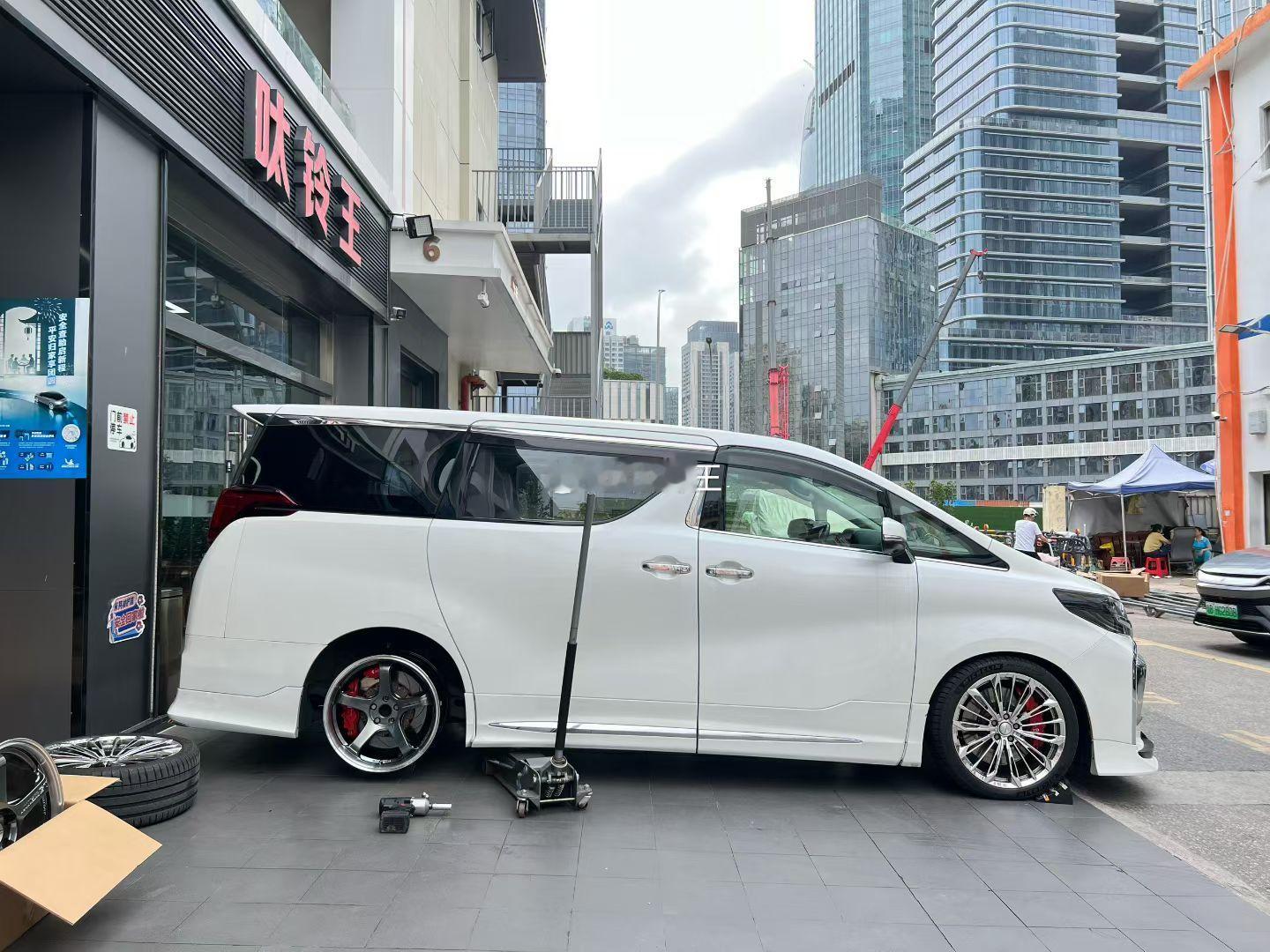 路虎极光 、保时捷 911 ，埃尔法 搞起 