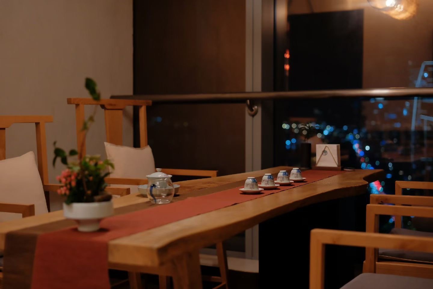 茶道  在茶室的袅袅茶烟里，品茶香、养身心一杯好茶，既是滋味，也是健康良方 