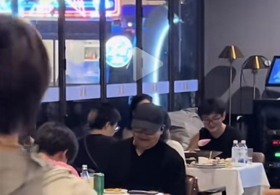 刘欢离世后，一段杭州餐厅里的视频被很多人反复观看。

刘欢独唱  刘欢老师病逝 