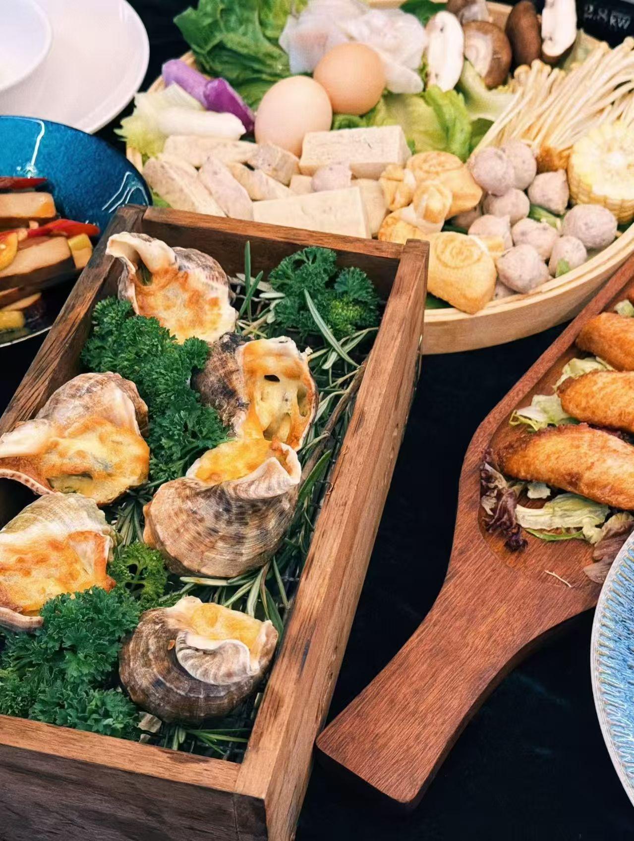 一桌丰盛的海鲜和炸物，真开胃！