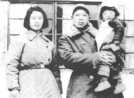 1946年9月，罗元发与家人摄于延安金盆湾村。