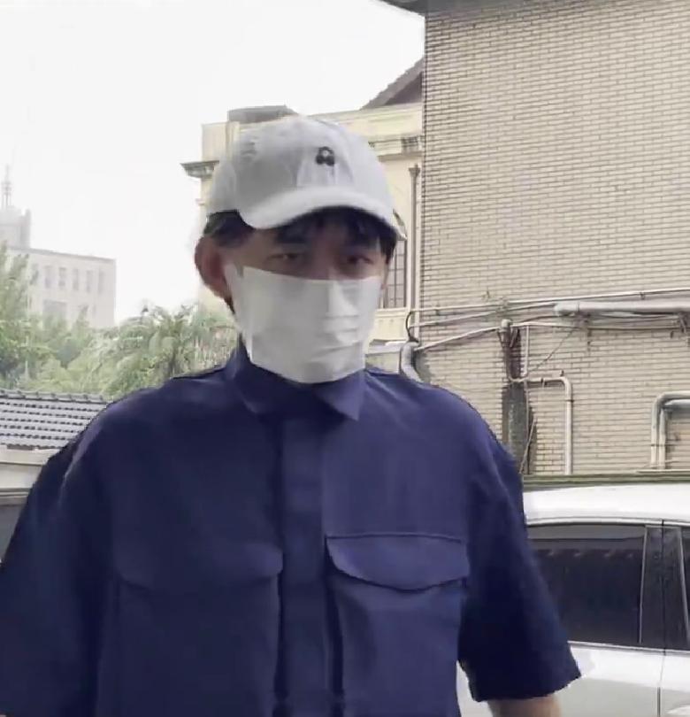 黄子佼受保护管束首次报道 11日，黄子佼再穿着出庭时一直穿的蓝色衬衫现身北检，以