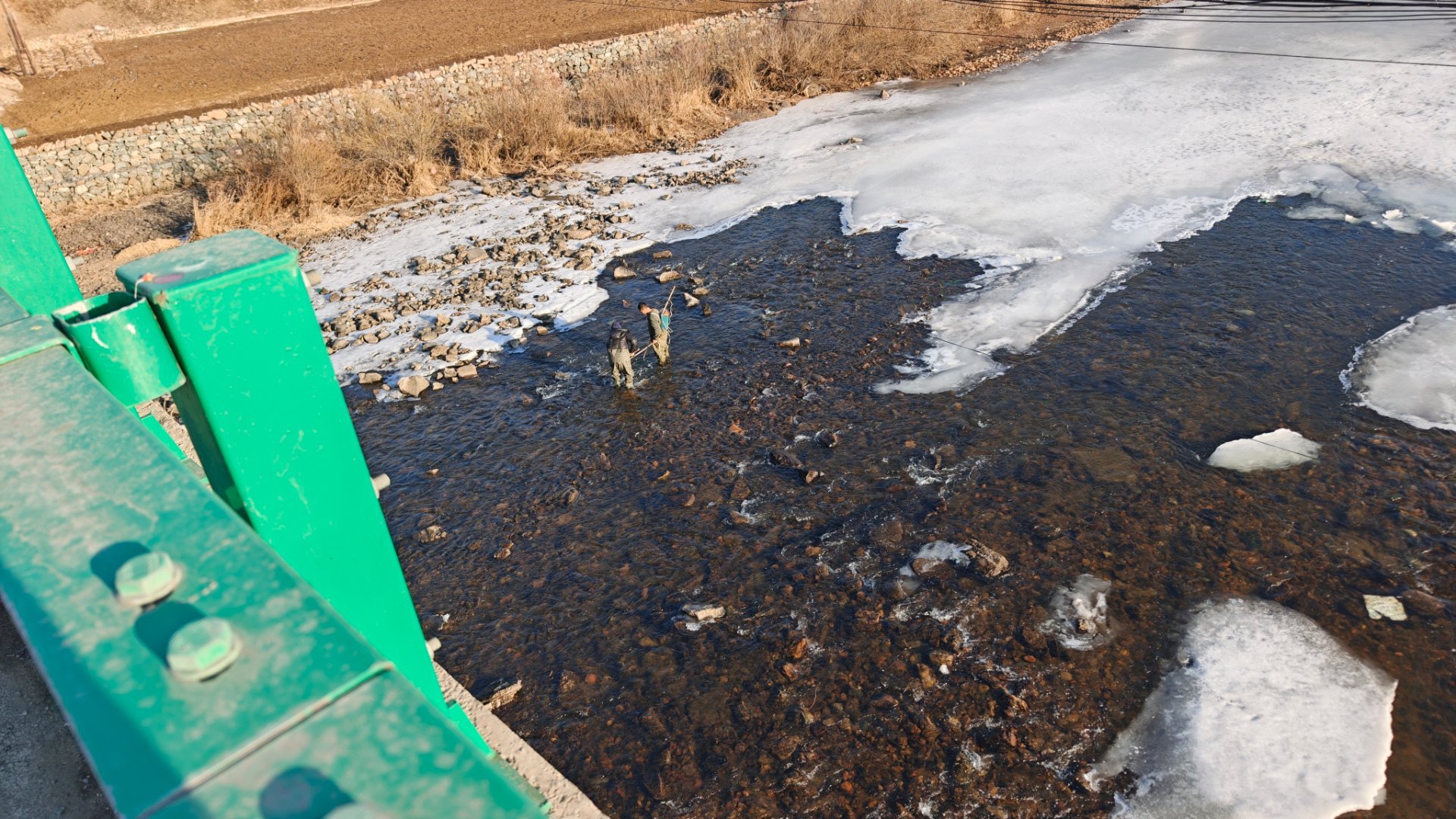 多少有点离谱了 河面刚解冻就有出来电鱼的 