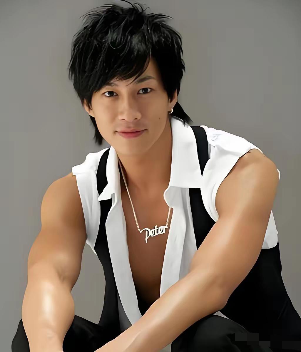 这次何润东再次翻红，我手贱去查了一下他的家庭，给我干沉默了，原来他是妥妥的富二代