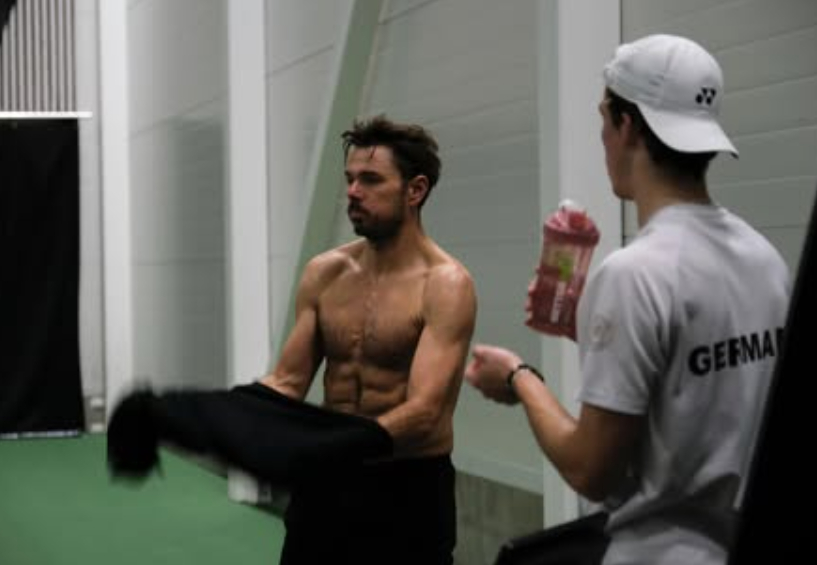 瓦林卡秀腹肌！网坛风云