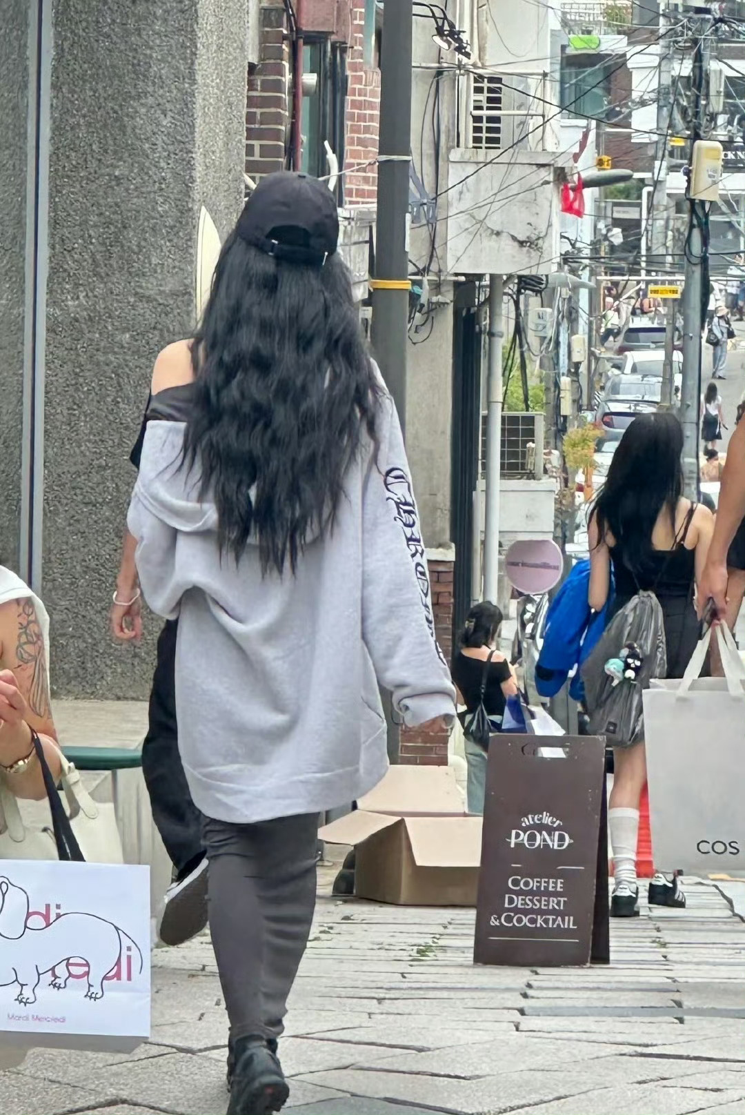 王勉和美女约会网友韩国偶遇王勉和美女约会！被认出来后还刻意保持距离，这是有新恋情