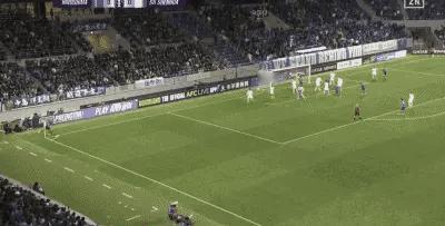 从分锅的角度，负责盯人的球员明显走神，守后点的球员也没有危险意识，门将你可以说没