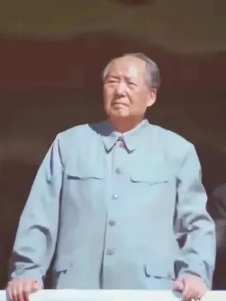 现在想起来，那时毛主席说苏联将来会是“卫星上天，红旗落地”是对的。王震将军说：毛