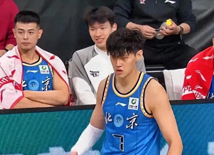 CBA元旦夜的意外，冷门和伤病来了
广东队输了，八连胜没了，在北京输的好惨，分差