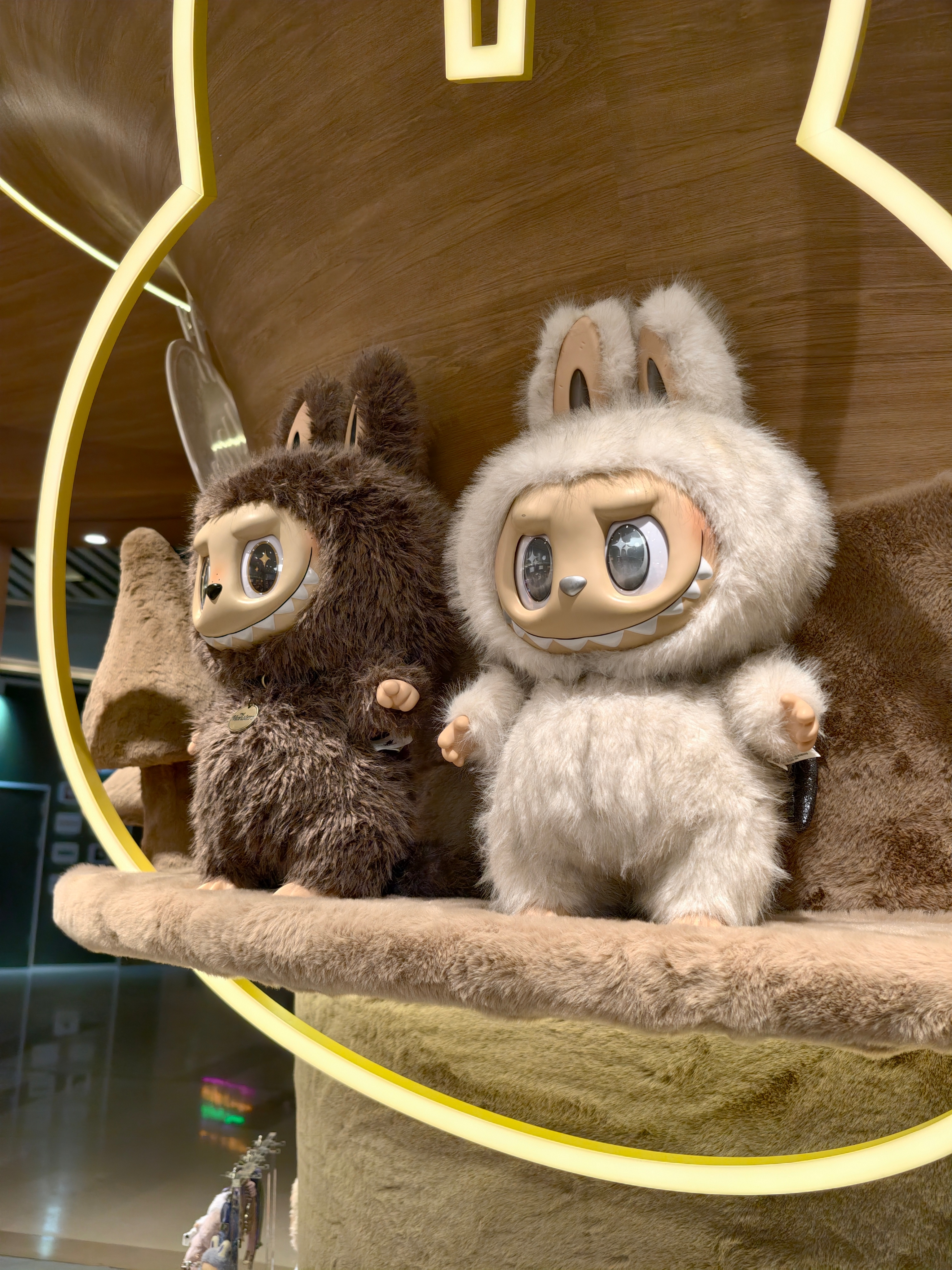 泡泡玛特展柜上摆了这么老些zimomo，然后店员告诉你没货，全是非卖品！难免让人