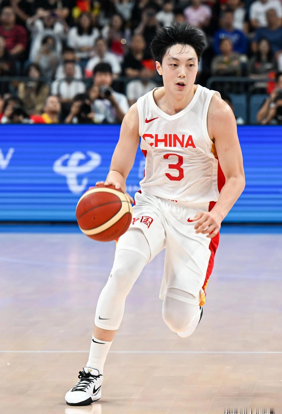 胡明轩的国家队长之路，他的每一句话都让人深思。他担任国家队队长，责任大了。他提到