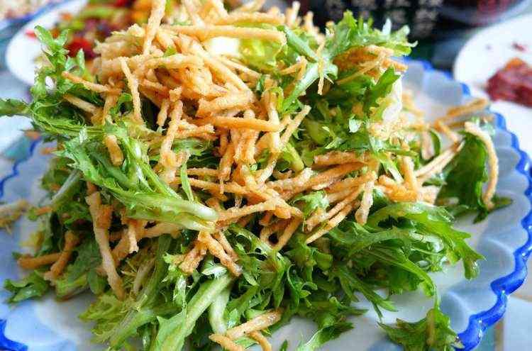 苦菊拌馓子是聊城夏日美食
夏天没胃口？这道“沙拉”绝对能救你。馓子炸得金黄酥脆，