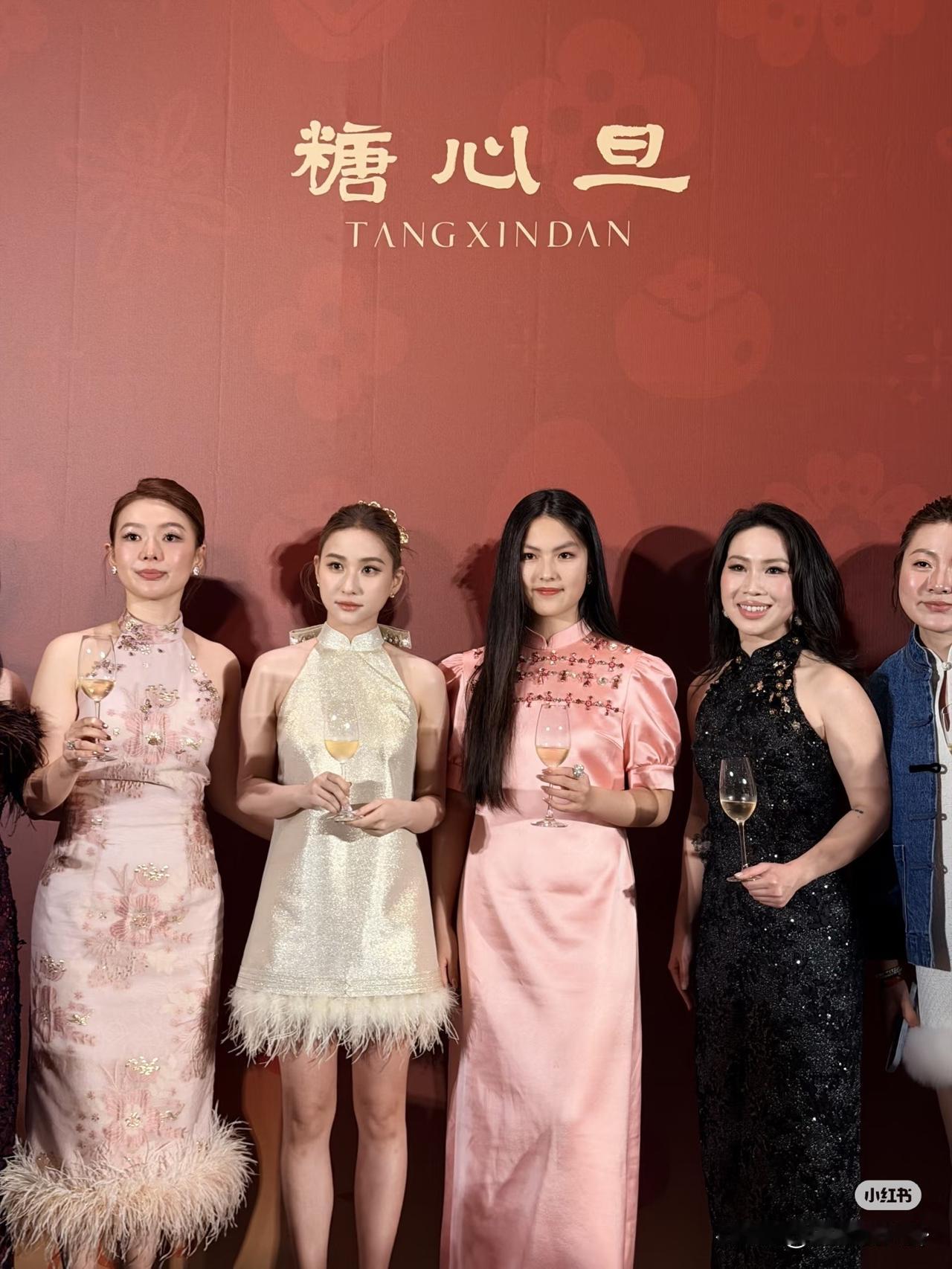 真是奇了怪了
李湘是如何做到
把王诗龄打扮的这么显老的
王诗龄放寒假回国，马不停