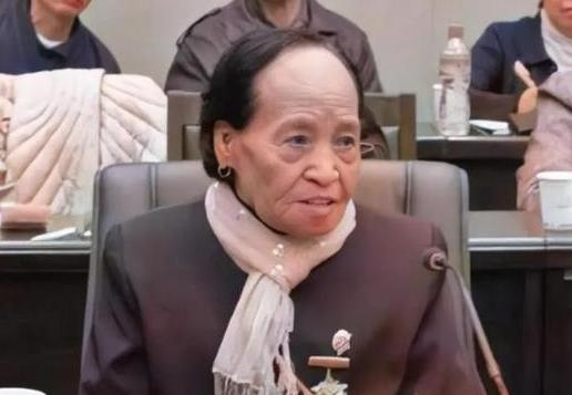 1944年，日军将光着身子的慰安妇万爱花扔到河边，一条饿犬张开血盆大口扑向她，万