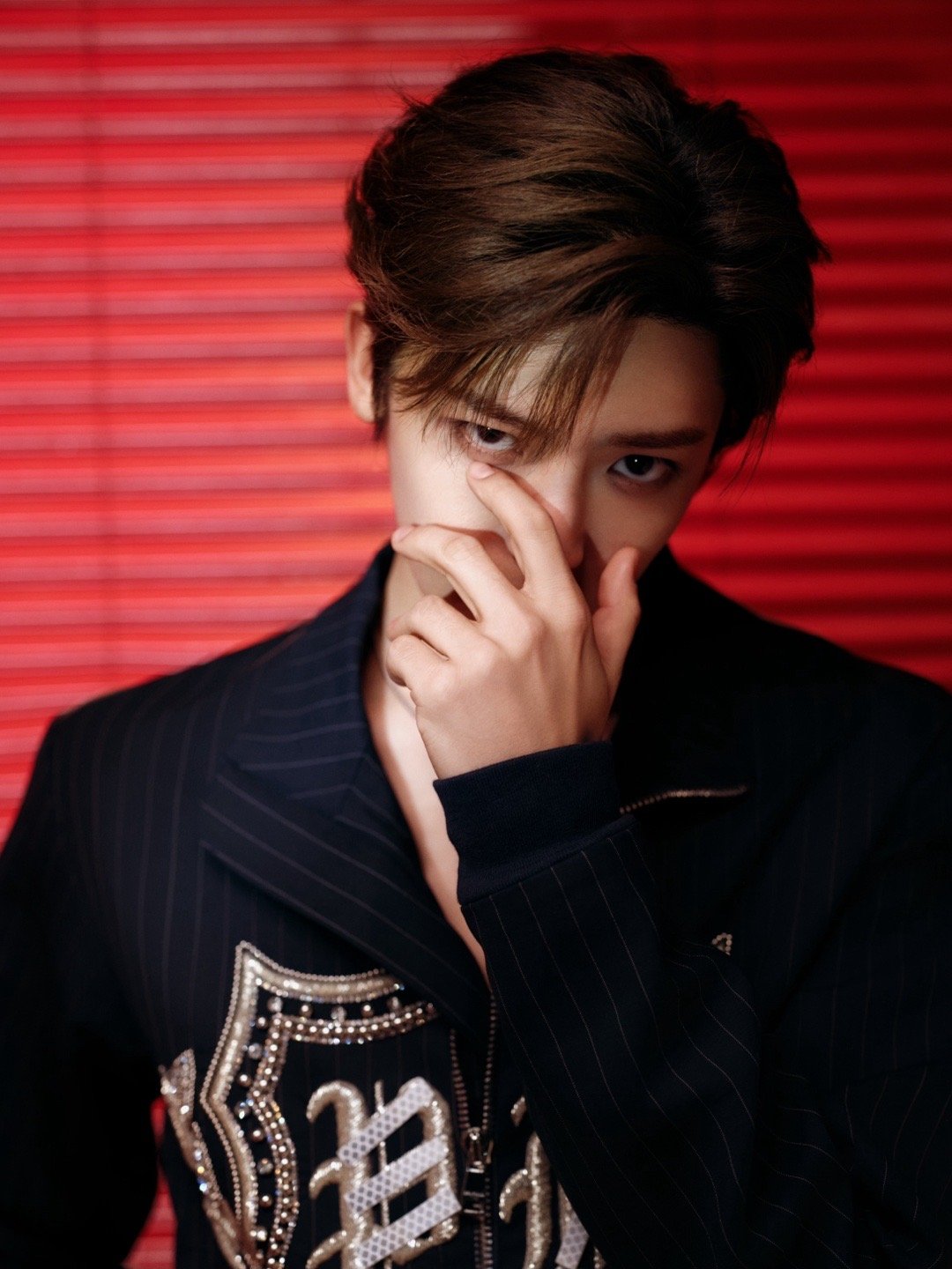 侯明昊今日亮相《hi6你好星期六》节目Look，身着Balmain钻饰盾徽刺绣条