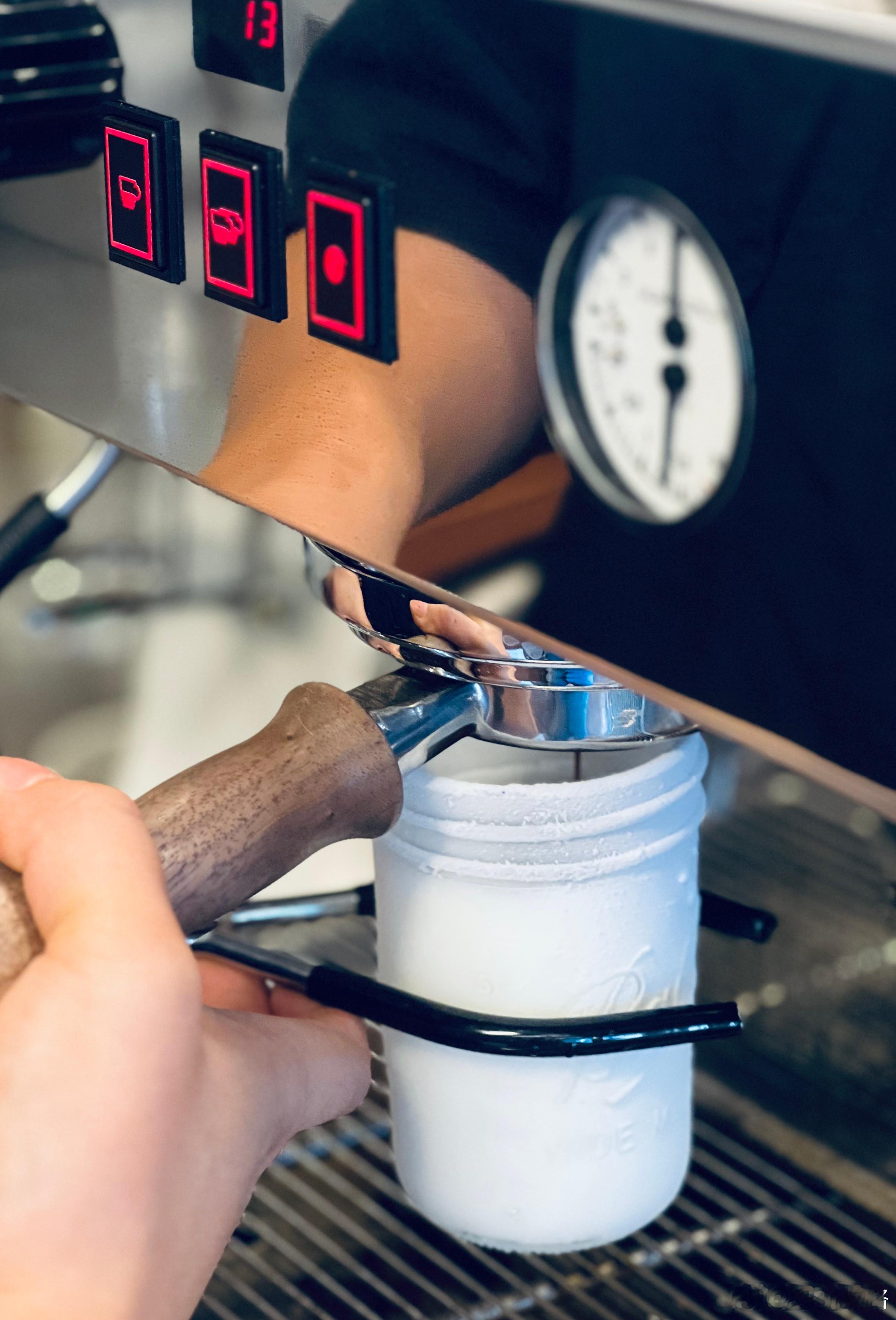 试的是岚图知音，全系标配大冰箱我当然是自定路线的了来一杯-86度的Dirty反正