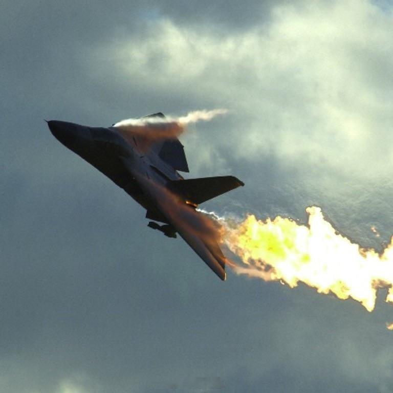 美伊以战争导致核心能源通道瘫痪霍尔木兹海峡定向功能性关闭，导致全球成品油供应链遭