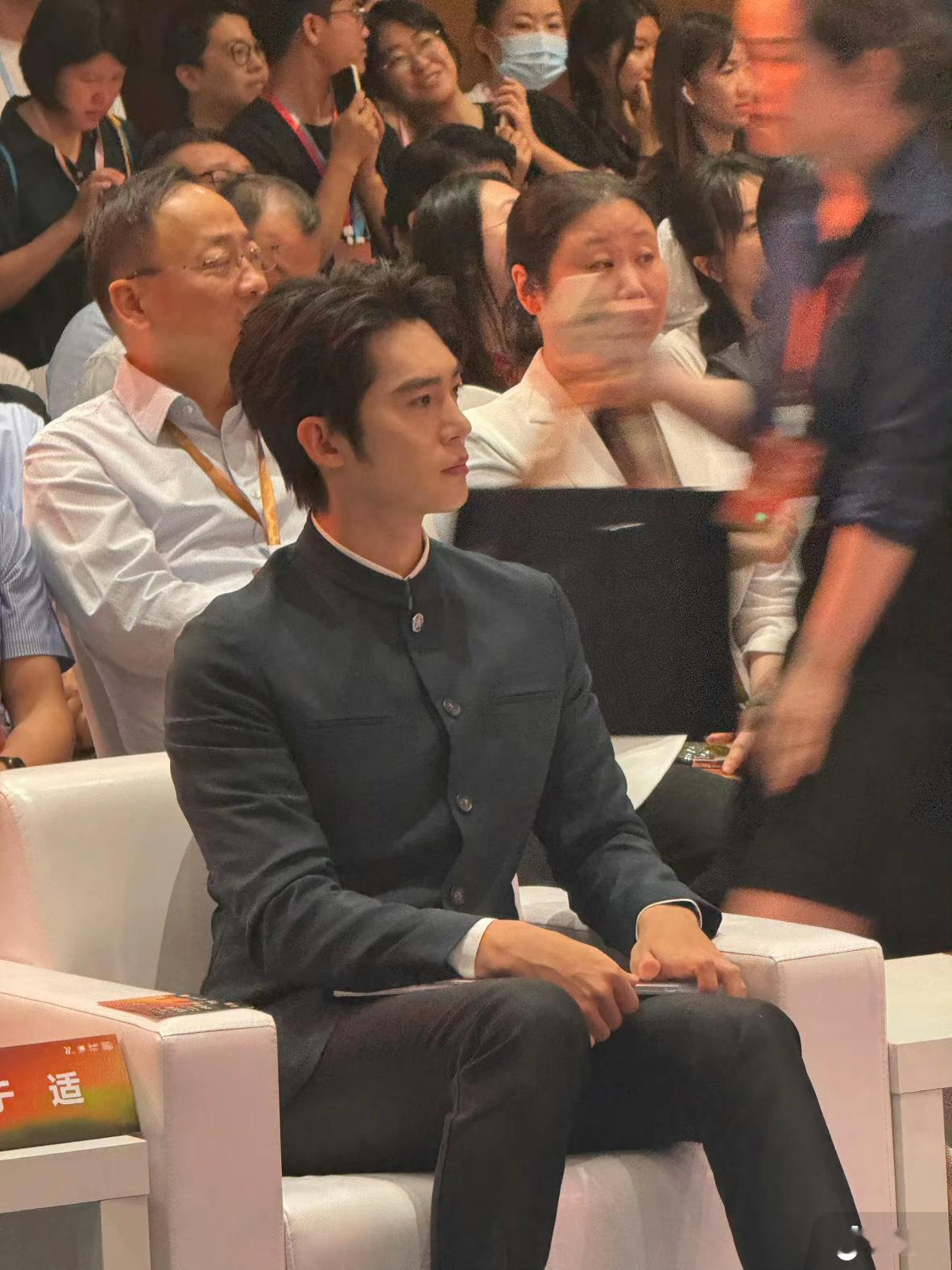 于适这孩子就是站如松坐如钟行如风卧如弓，太板正了[赞]黄晓明唐嫣于适同框 ​​​