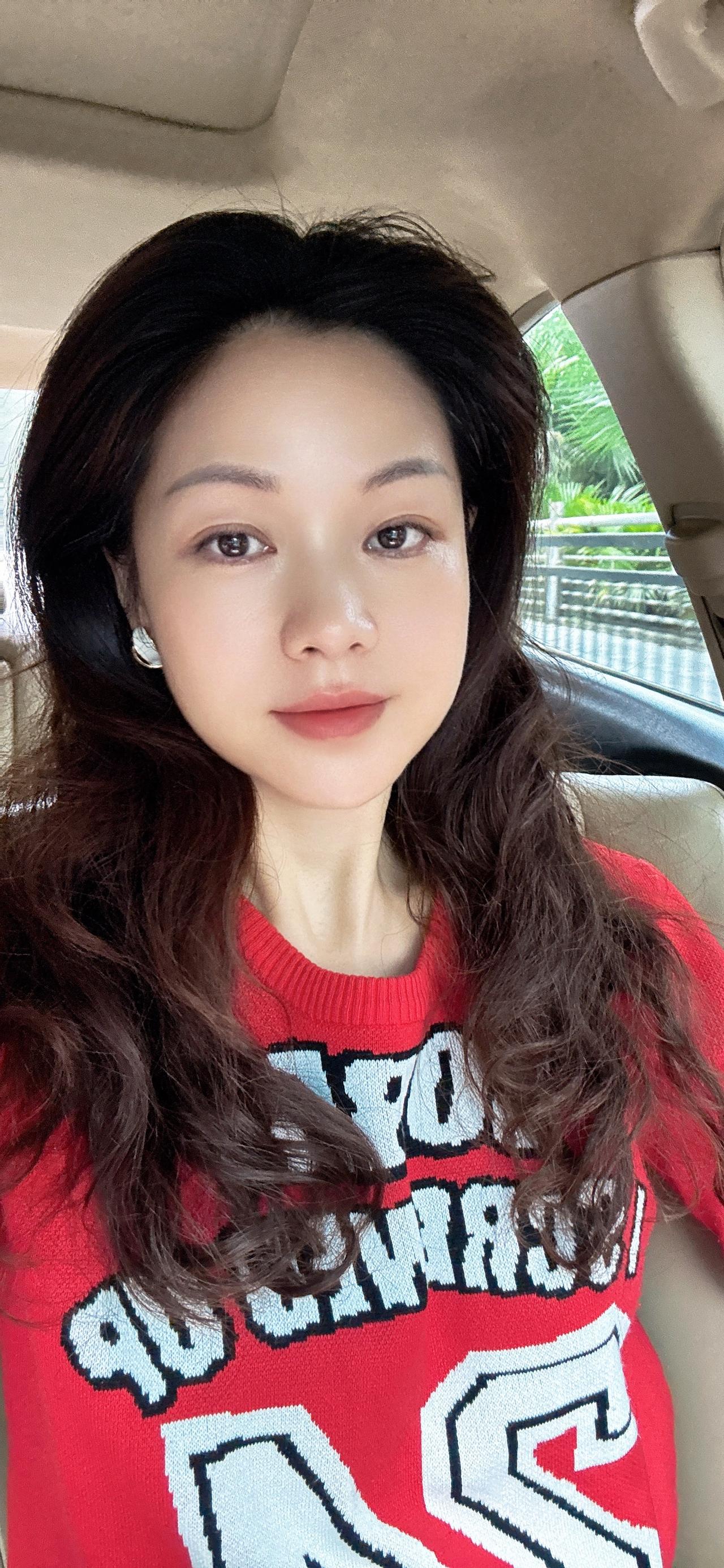 素颜的我，刚睡醒眼睛肿了，但还是不影响我出门，每天保持好心情好心态随意拍 素颜日