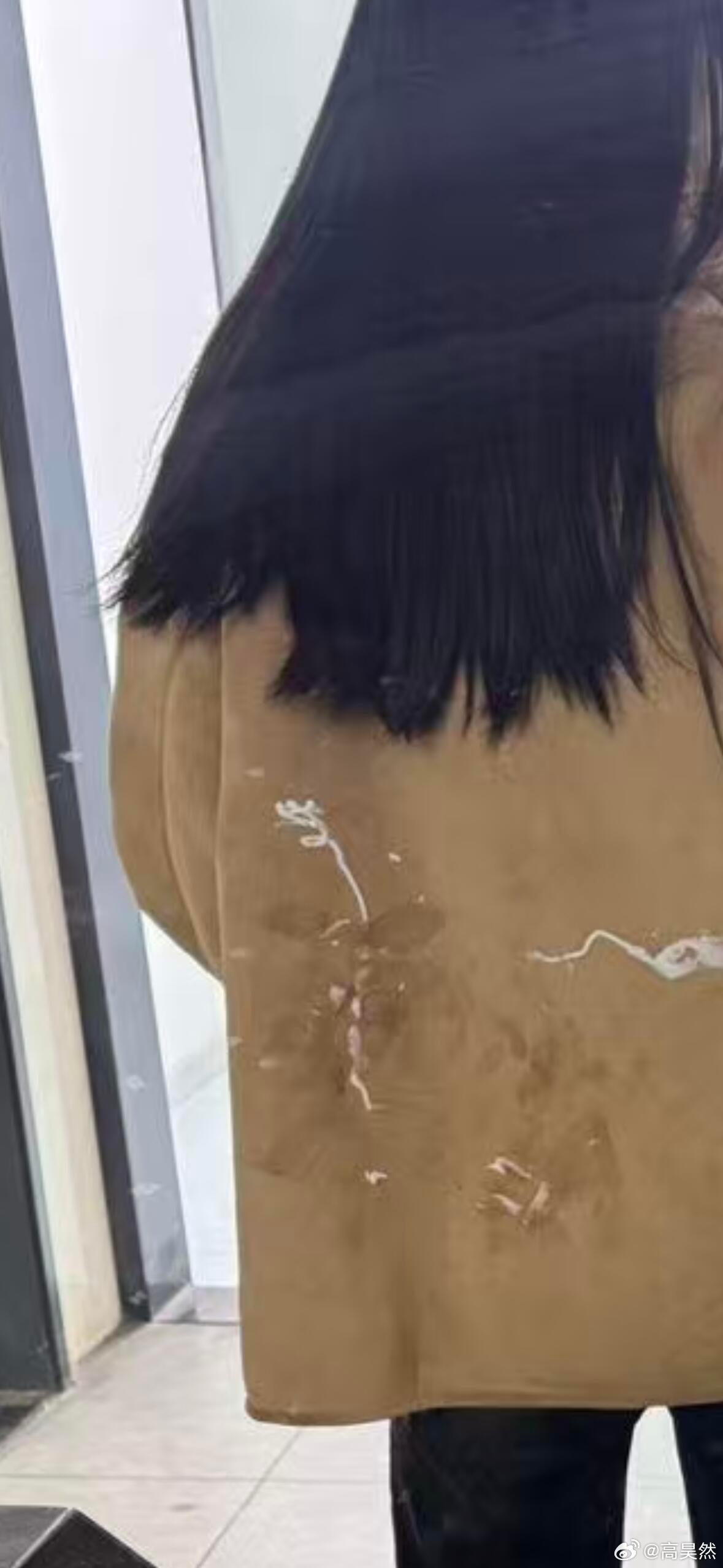 坐地铁上班的路上 外套被人恶意用护手霜涂[哆啦A梦害怕] ！！！ ​​​