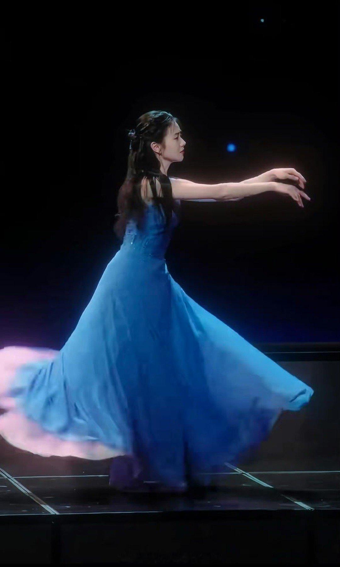 当初说存子丫鬟脸的人不懂她颞区的牛逼以及手长脚长跳舞的含金量 我见犹怜惹