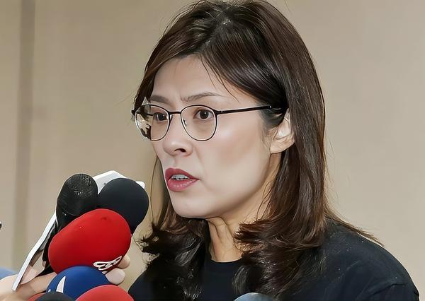 郑丽文访美有意义吗?郑丽文访问美国毫无意义，也可以说是一场政治作秀，她对外宣称说