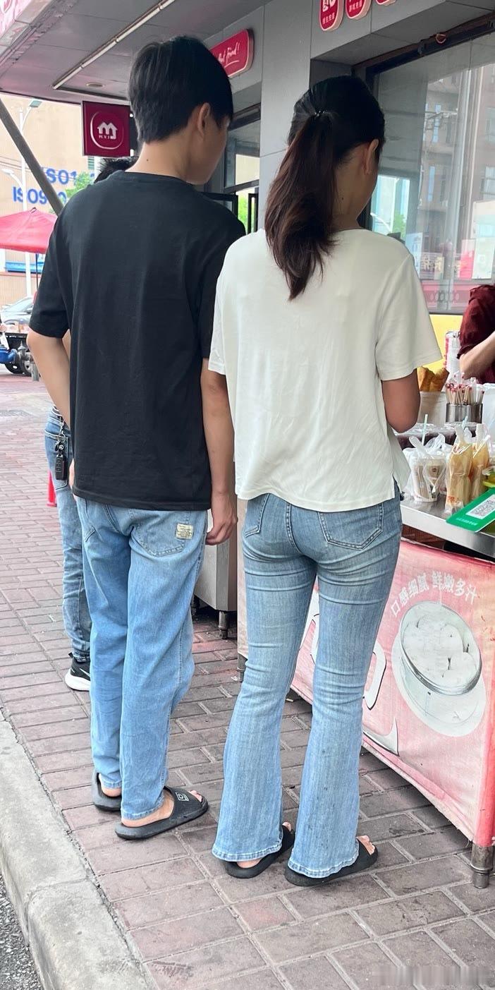 街拍牛仔裤美女[超话]时尚穿搭 ​​​