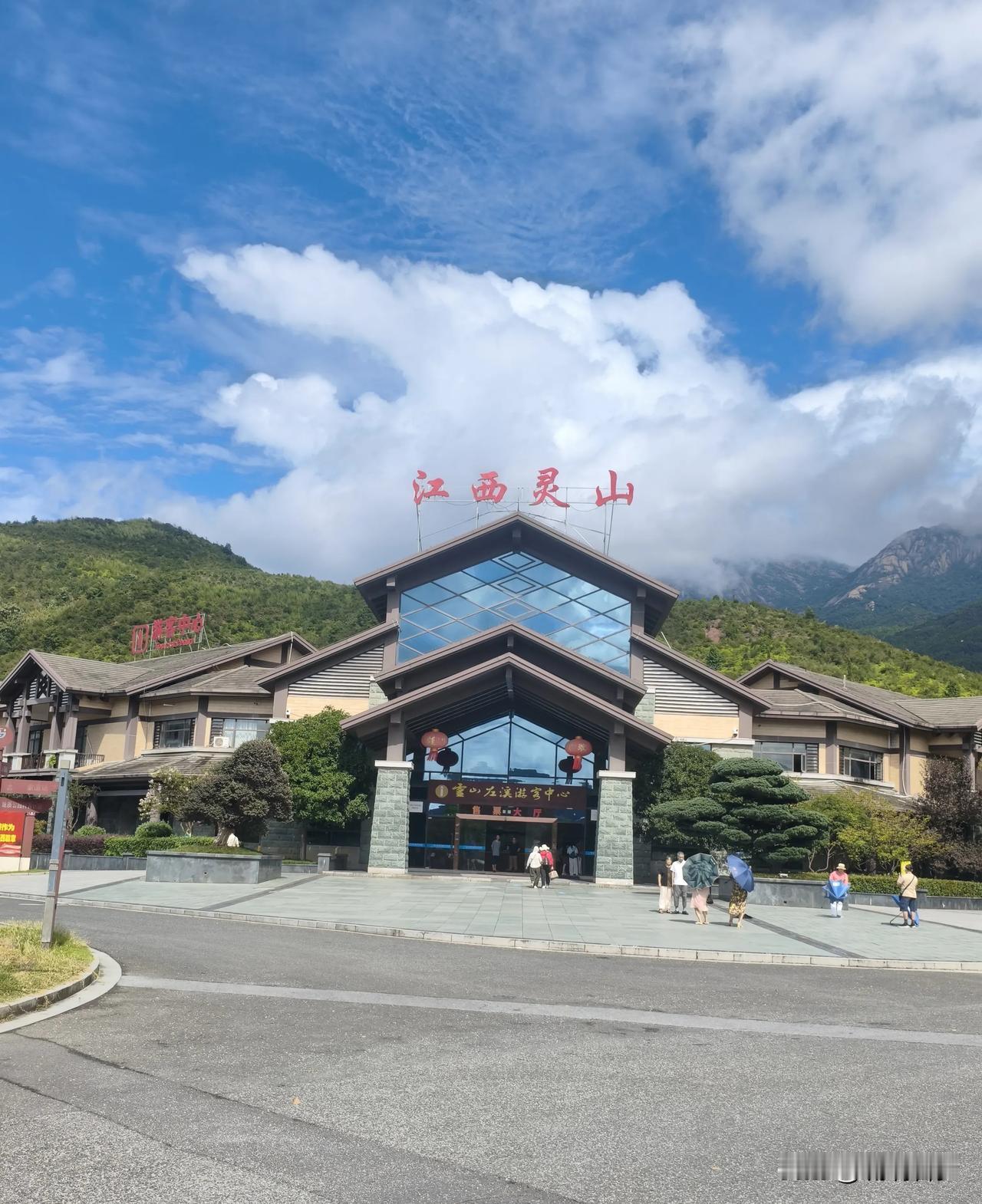 打卡上饶灵山的网红点-天空之镜，这地方最近可真是火得一塌糊涂。朋友圈里刷屏的照片
