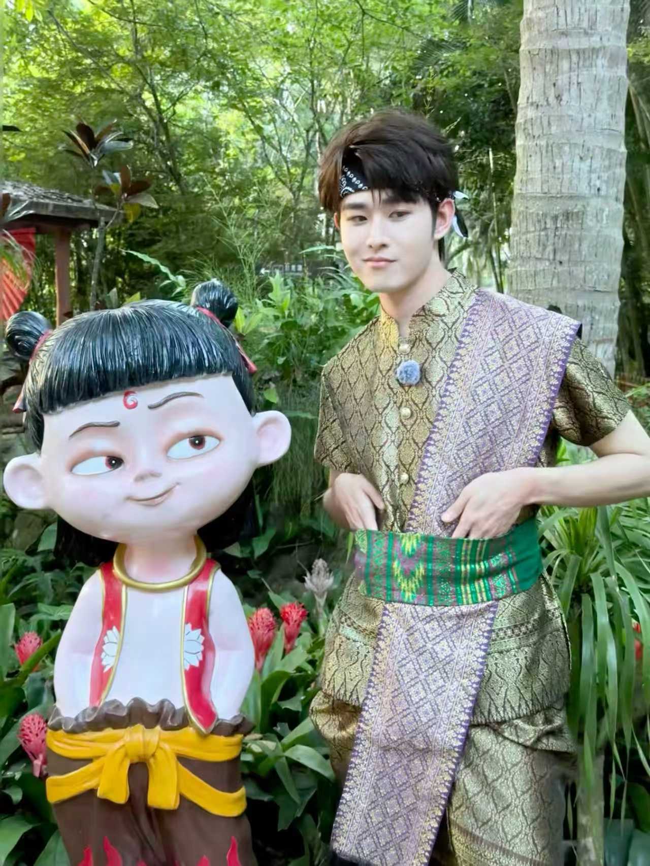 田嘉瑞模仿哪吒拍照田嘉瑞模仿哪吒拍照也太好笑了吧，表情和姿势都模仿的超到位呀 ​