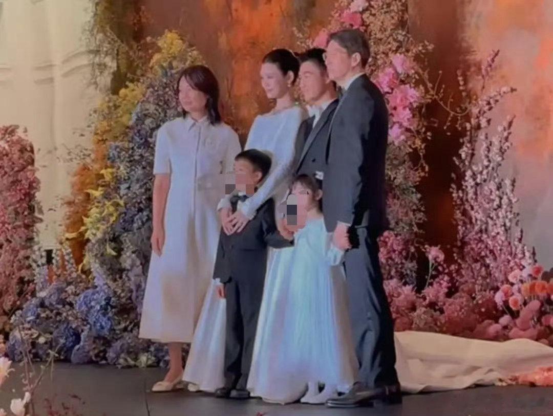 何猷君奚梦瑶答谢宴双方父母同台 何猷君奚梦瑶澳门办婚礼答谢宴！现场布置如仙境，双