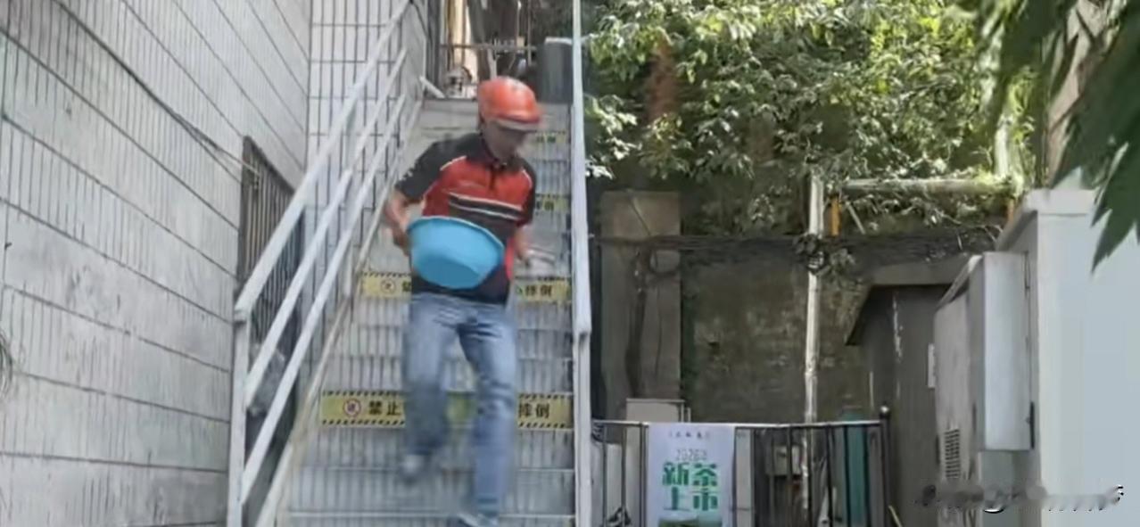 十堰街头管道突然起火，19岁外卖小哥挺身而出

这事儿发生在7月7号中午，十堰柳