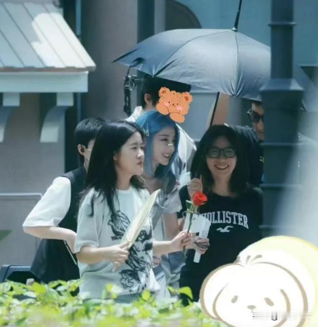 到底是谁一直在说迪丽热巴女生男相的啊？《开始推理吧2》这个蓝发路透，简直比精修还