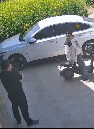 女子刚和老公说完话骑上电动车正要离开。
结果她的电动车突然失控一头冲进路边的油菜