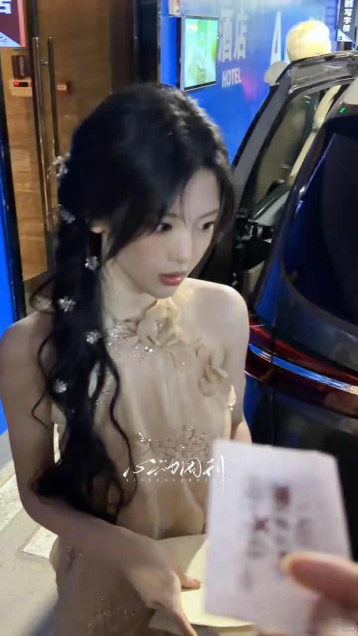 杨超越扑面而来的香味救命！杨超越这期造型氛围感拉满，温婉大方的千金感直接溢出屏幕