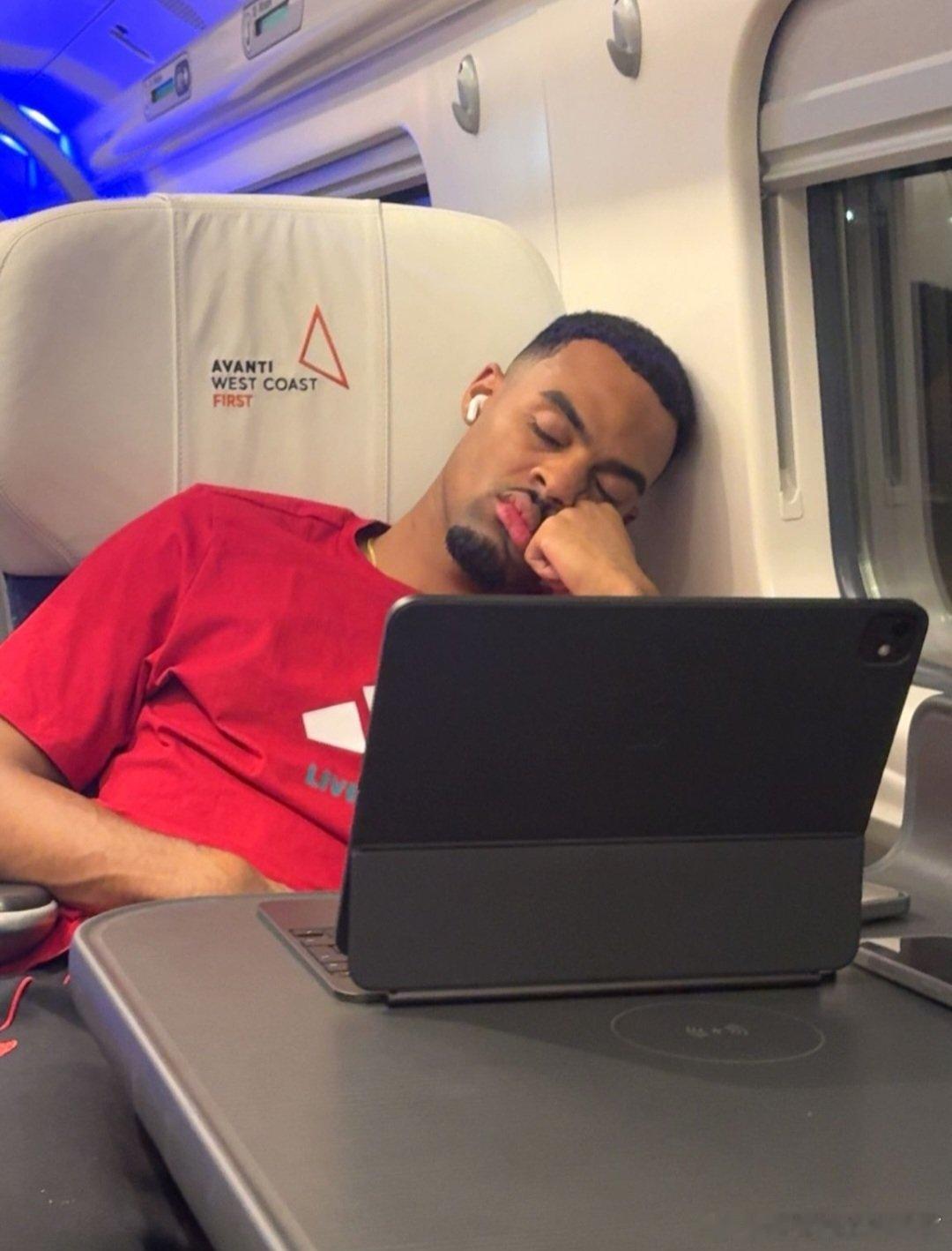 科纳特又拍队友丑照，这回格拉在路途中也睡着了 