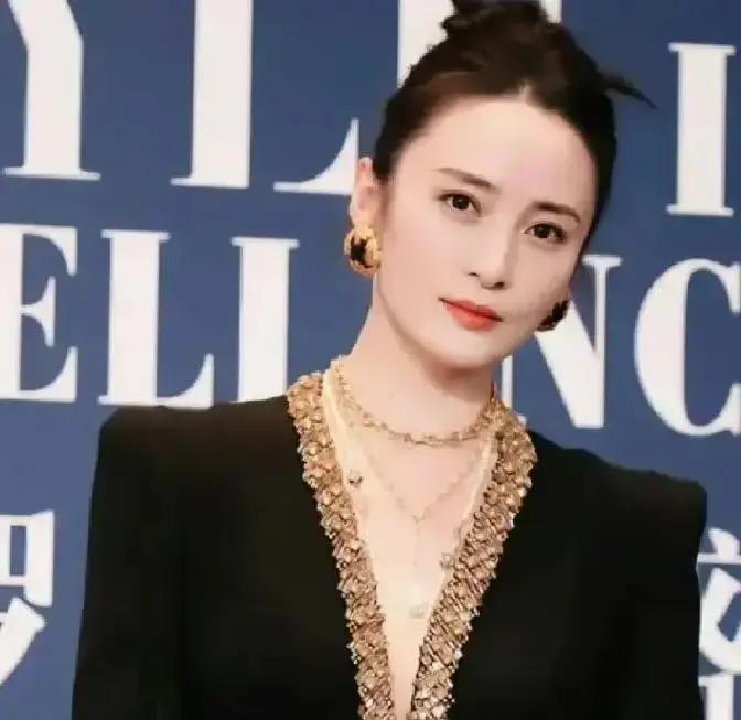 蒋勤勤终于开口，说当年她和陈建斌在一起前，人家已经分手，她不是小三。
时间线被扒