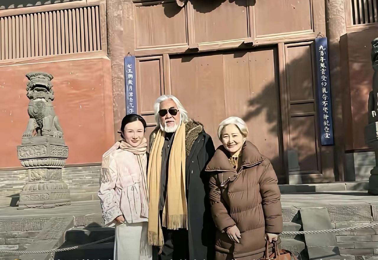 瞧这一家，真幸福。
两口子令人羡慕。
丈母娘真精神。