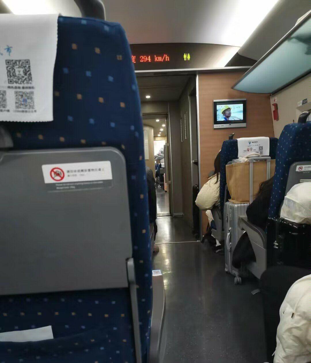 “本来想安安稳稳坐个高铁去南京玩，结果不仅被熊孩子吵得头疼，我就温和提醒了一句，