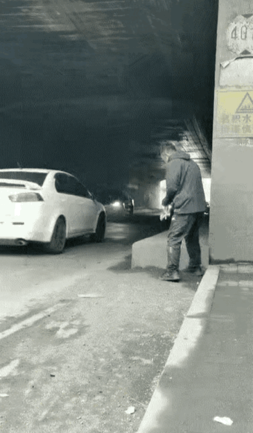 细节里藏着大善，
大哥一个微不足道的举动，
实则能救人命啊！